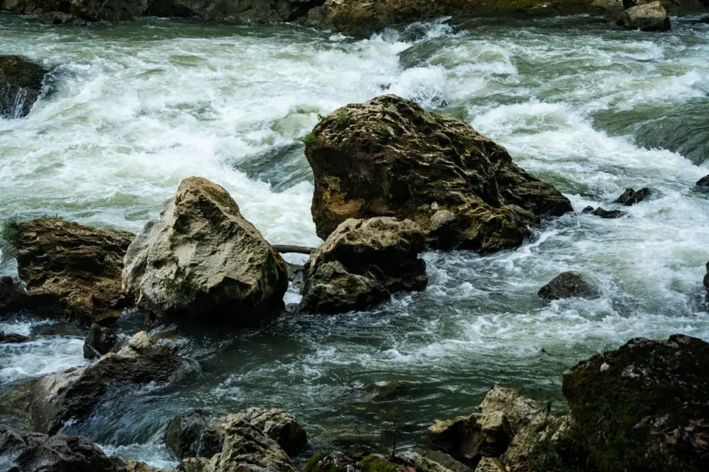 Dynamischer Fluss, der über Felsen in Lanqúin, Guatemala, stürzt und die Kraft und Schönheit der Natur zeigt.